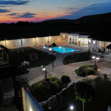Family Estate Hadzalova Avlija Villa บีฮัช ภายนอก รูปภาพ