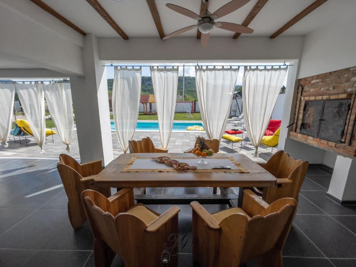 Family Estate Hadzalova Avlija Villa บีฮัช ภายนอก รูปภาพ